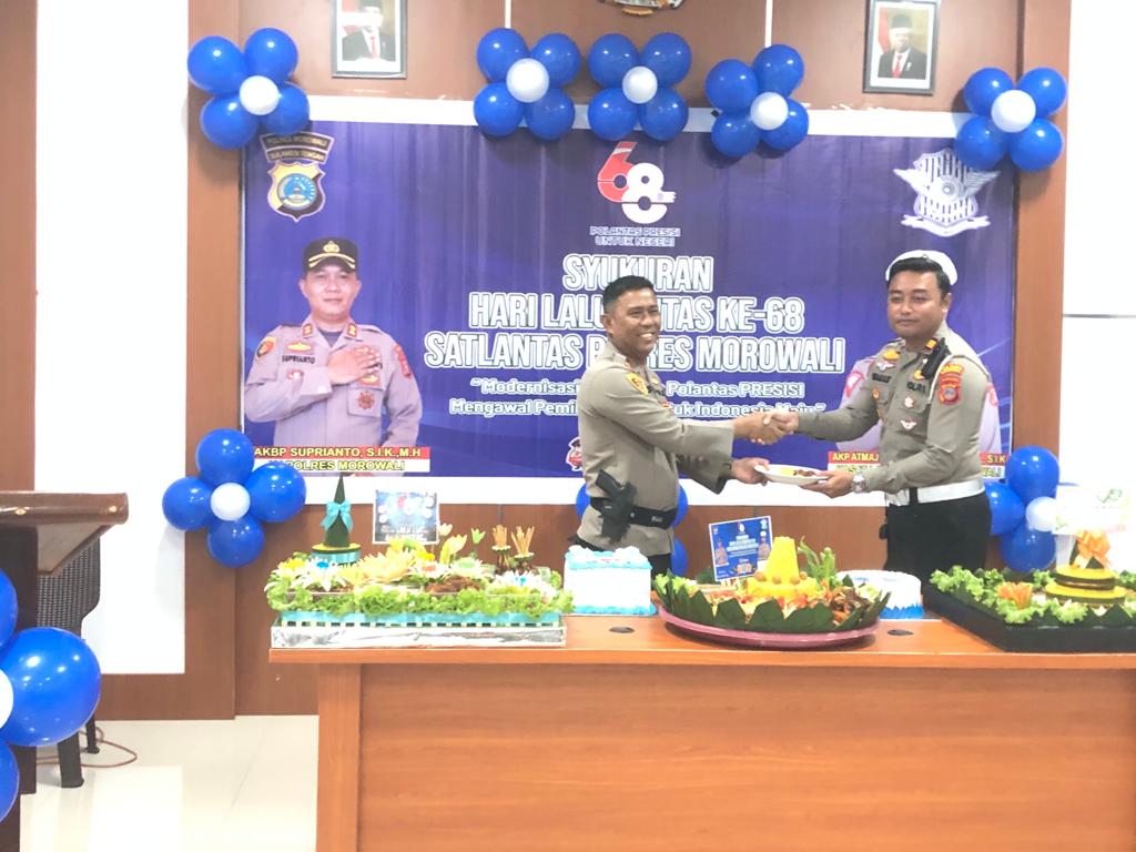 Polres Morowali Rayakan HUT Polantas Bhayangkara ke-68 dengan Potong Tumpeng Nasi Kuning