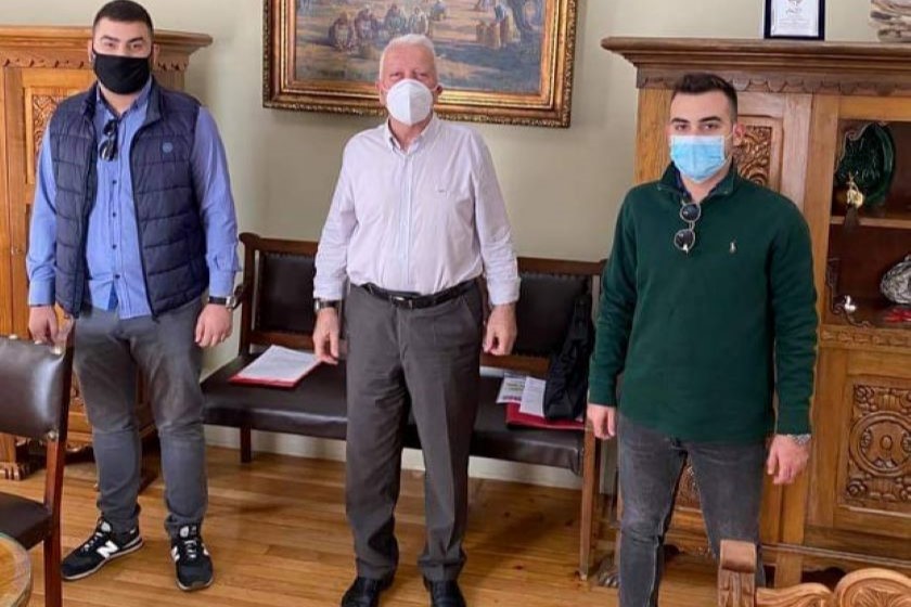 ΣΥΝΑΝΤΗΘΗΚΕ ΜΕ ΔΑΠΙΤΕΣ Ο ΜΟΥΤΖΟΥΡΗΣ. ΣΥΖΗΤΗΣΑΝ ΤΑ ΠΡΟΒΛΗΜΑΤΑ ΤΟΥ ΠΑΝ. ΑΙΓΑΙΟΥ