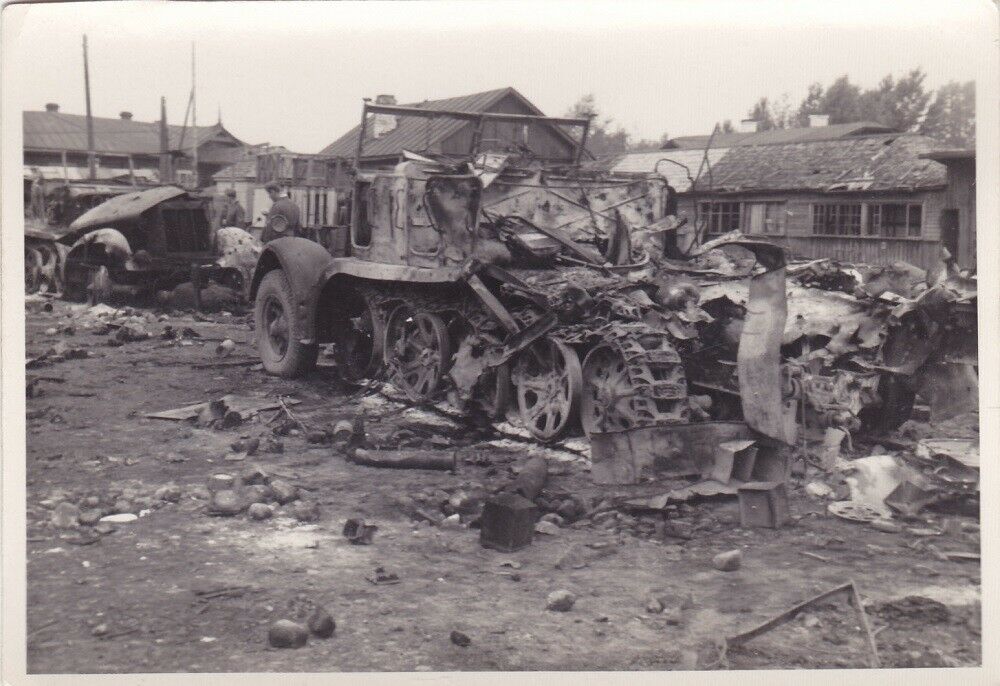 schwere Zugmaschine SDKFZ total zerstört