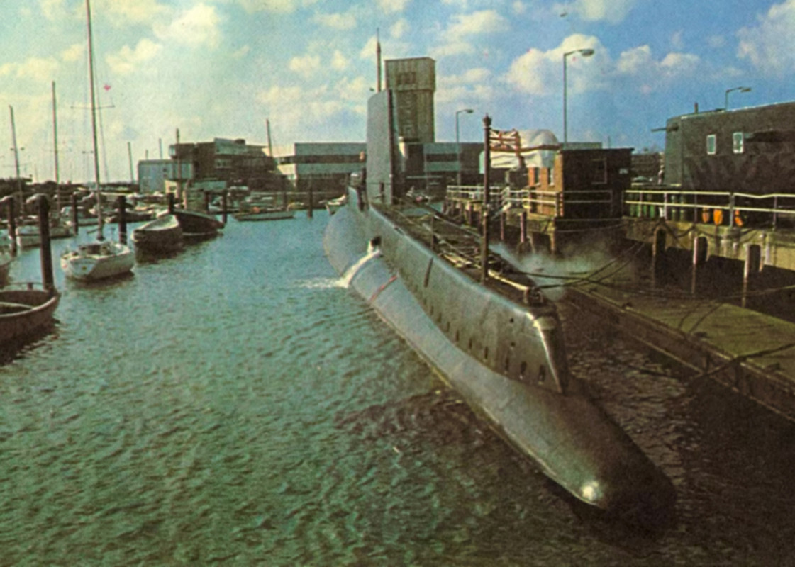 HMS Finwhale (S.05) в качестве несамоходного учебного корабля на HMS Dolphin в Хасларе