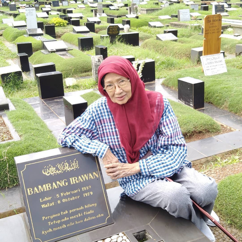 Ade Irawan di makam Bambang Irawan