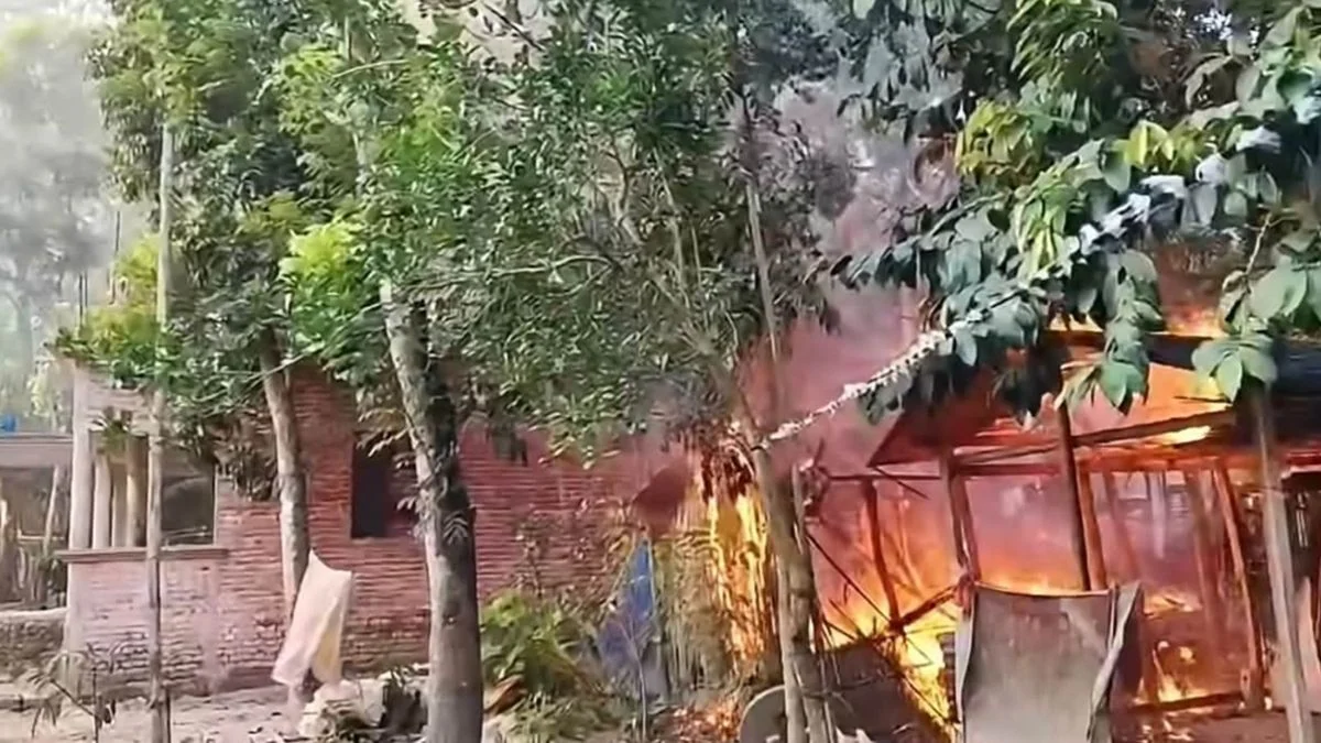 ভাড়ায় মারামারি করতে গিয়ে মৃত্যুতে বৃষ্টির মতো বোমা, ২০ বাড়িতে আগুন