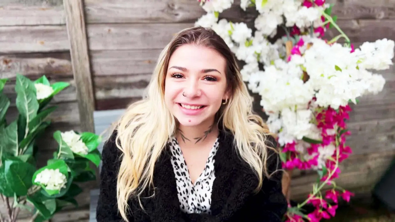 JacquieEtMichelTV 25 03 10 Sienna 27 years old care assistant in Toulouse!