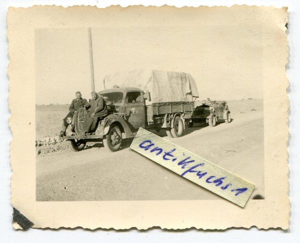 Beute-Militär-LKW und VW-Kübelwagen in Afrika be