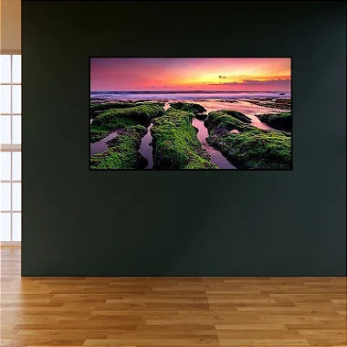 Monitor Samsung QB43C em um ambiente de escritório