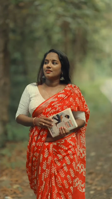 Dusky Malayali Chbby Girl Big Round Deep navel in Orange Saree.mp4_snapshot_00.11.503