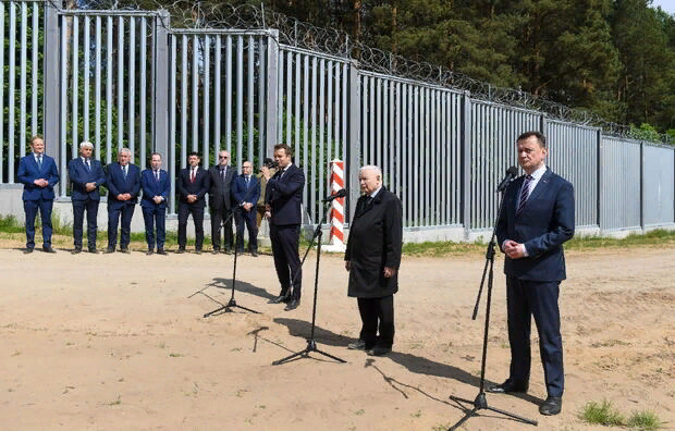 Apsisaugoti nuo nelegalių migrantų: Lenkijos valdantieji įvykdė pažadus, o Italijos - apsimelavo