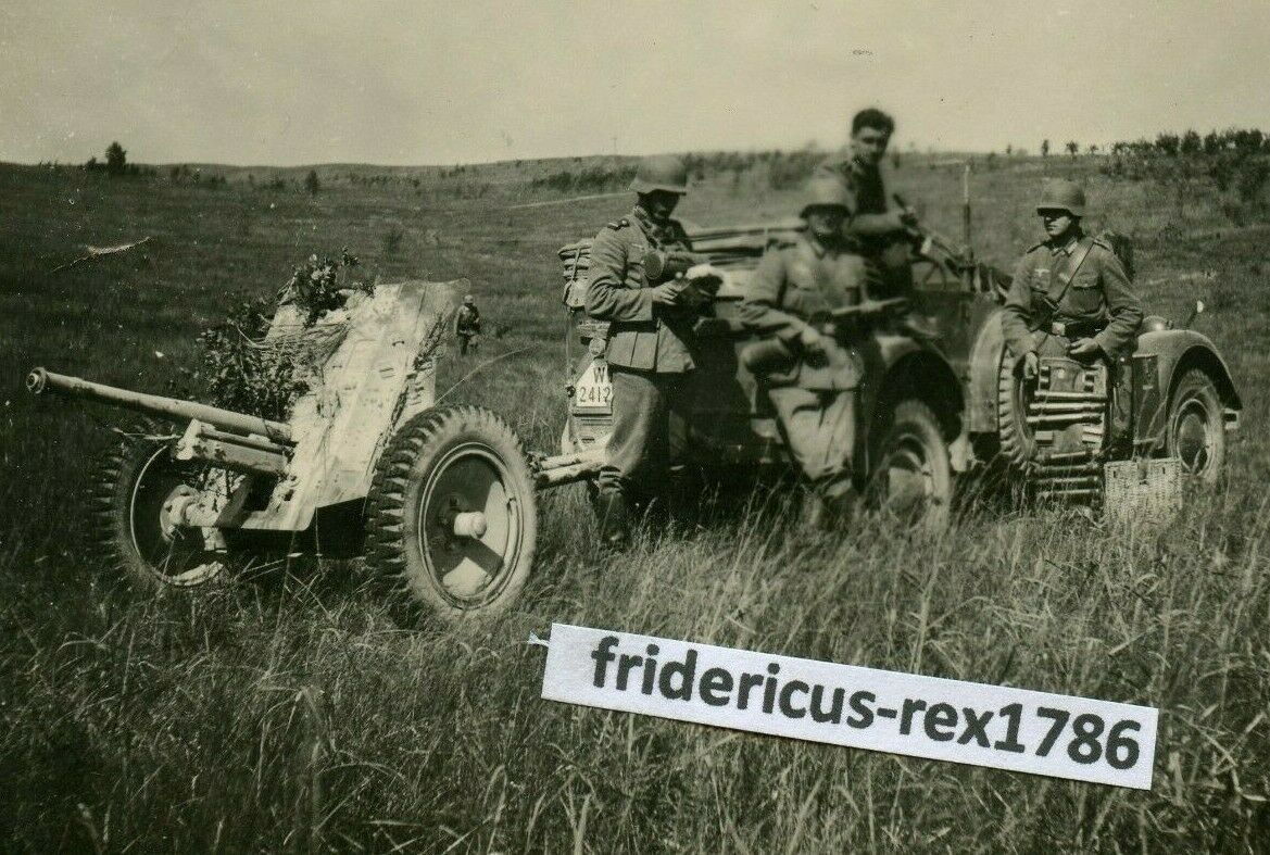 Foto Panzer Jäger Abt. 3,7 er Pak an Einheits-PKW Kübelwagen