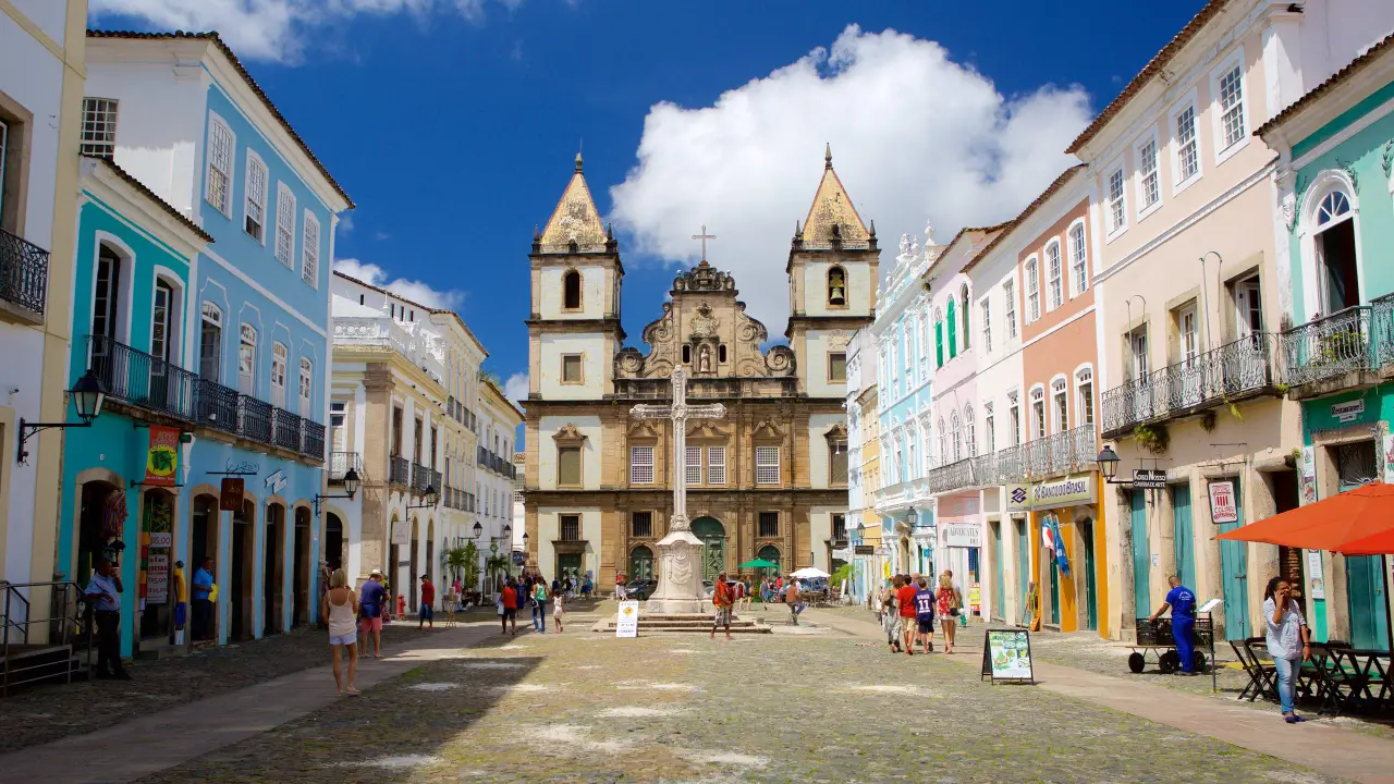 Casas coloniais coloridas no centro histórico do Pelourinho.