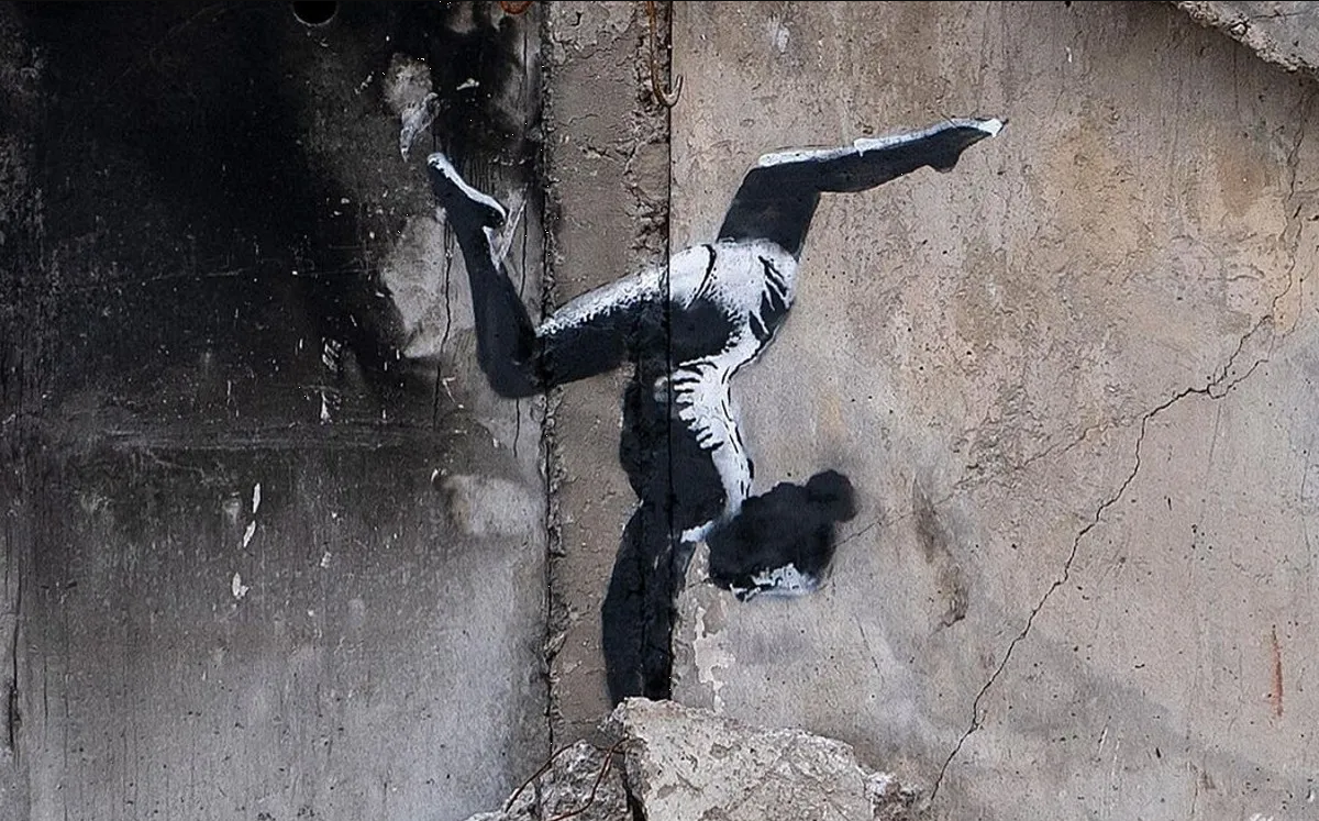 Nuevo arte de Banksy es plasmado en un edificio bombardeado de Ucrania