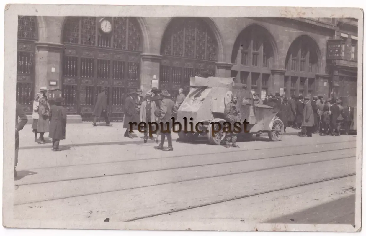 Foto AK Panzerauto -Strolch- München, Kämpfe 1-2 Mai 1919 Atelier -Prinzes (P51)