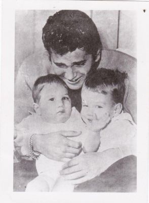 POD mensal de Junho O Mike  com os filhos (adotivos e biologicos(POD comunitario) Normal-Mike-with-Jason-Josh-circa-1961-1