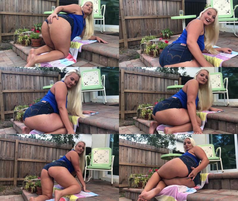 Macy_Cartel_-_Macys_Backyard_Booty_-_Manyvids