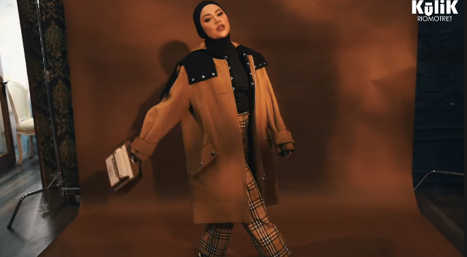 Penampilan kedua Aurel Hermansyah (YouTube RIOMOTRET)