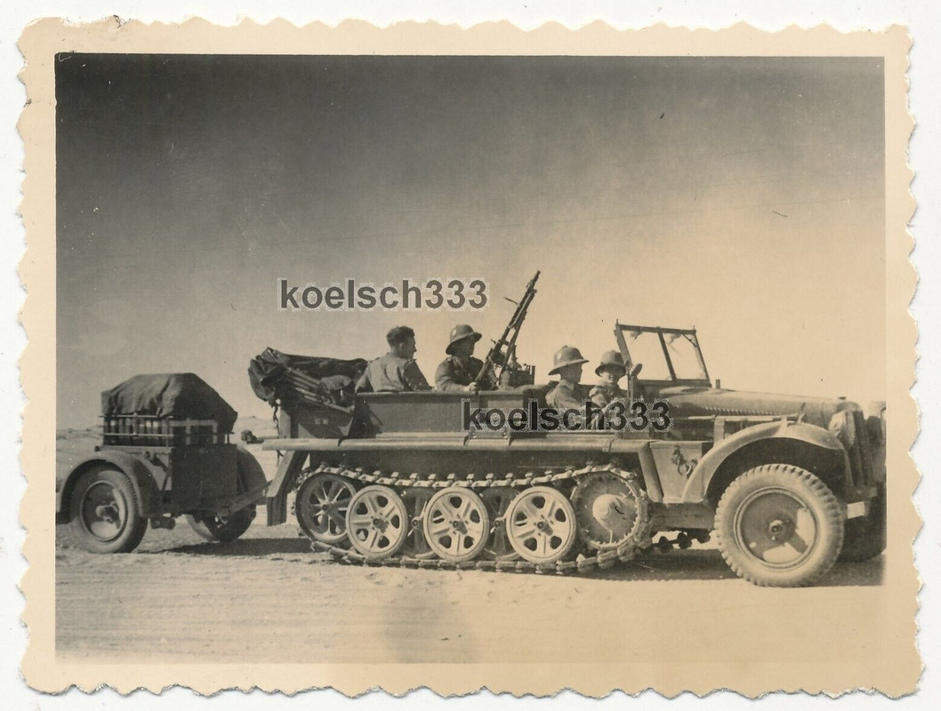 Foto Afrika Korps Soldaten in Panzer Halbkette mit Mun. Anhänger in der Wüste
