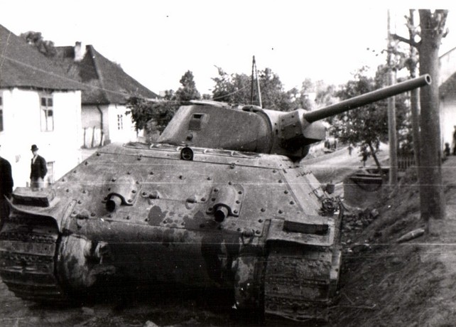 1905. Т-34 8 ТД 4 МК. Подбит в г. Магеров. 25 июня 1941 г.