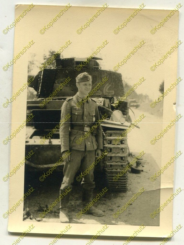 Foto, Wehrmacht, Soldat kurze Pause am zerstörten Panzer, Nahaufnahme, b