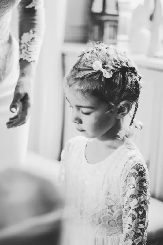 petite-fille-mariage-yeux-ferme-penser-reflechir-concentration