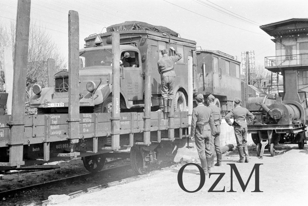 Evreux, Güterbahnhof, Funkerwagen auf Waggons