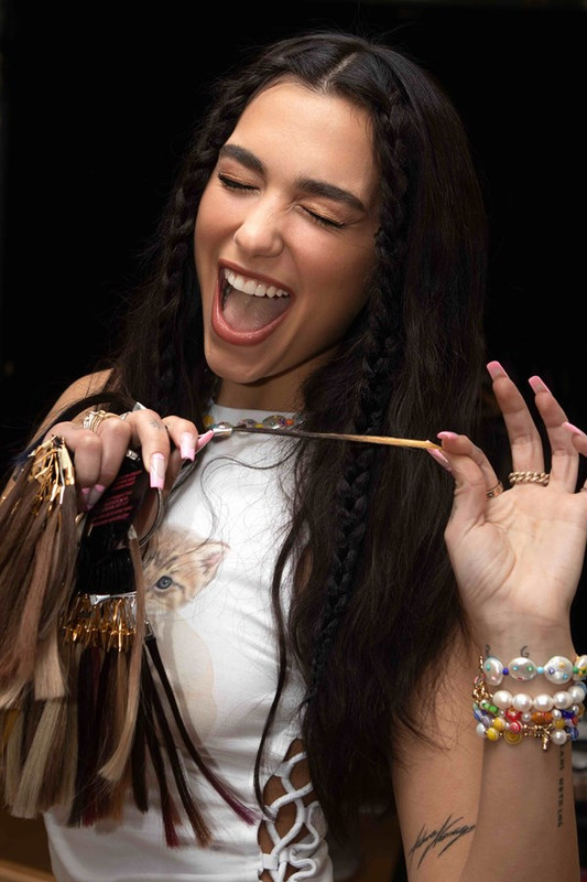 dua-lipa-sitting-hair