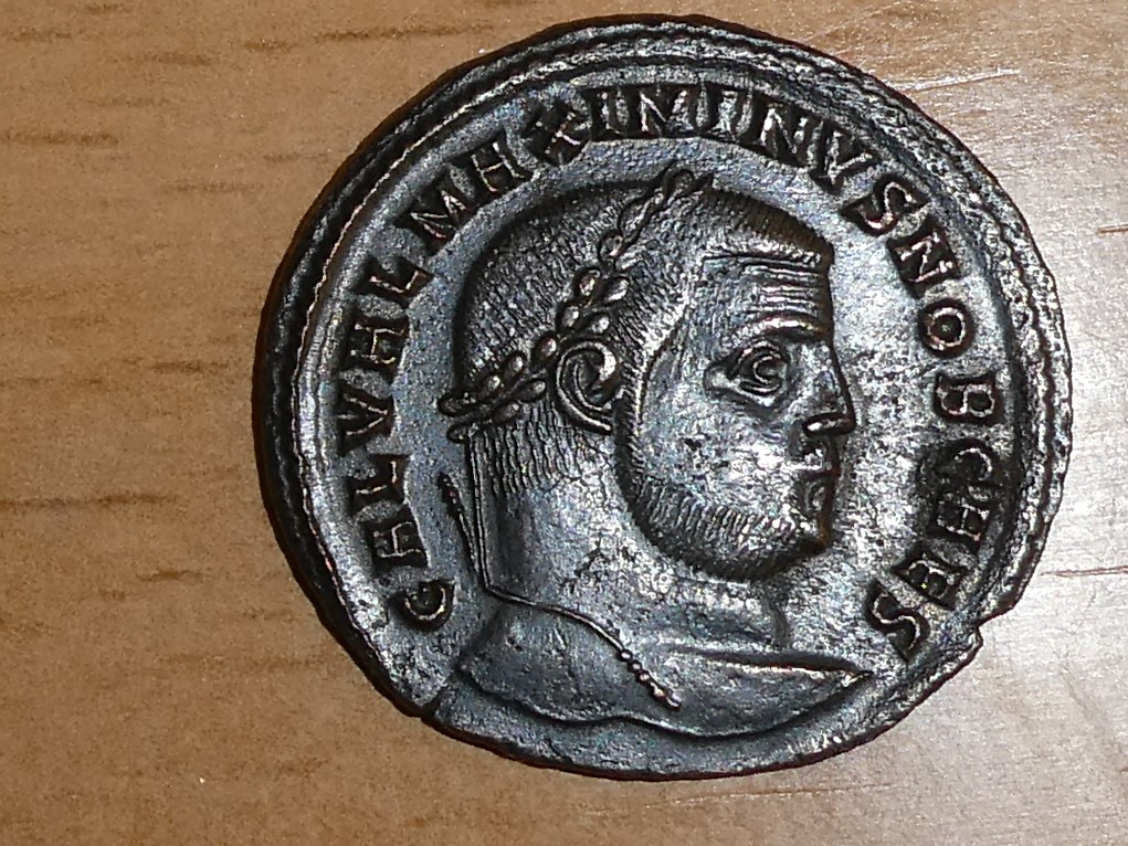 Nummus de Maximino II. GENIO CAESARIS CMH. Genio estante a izq. Nicomedia. P1010284-2