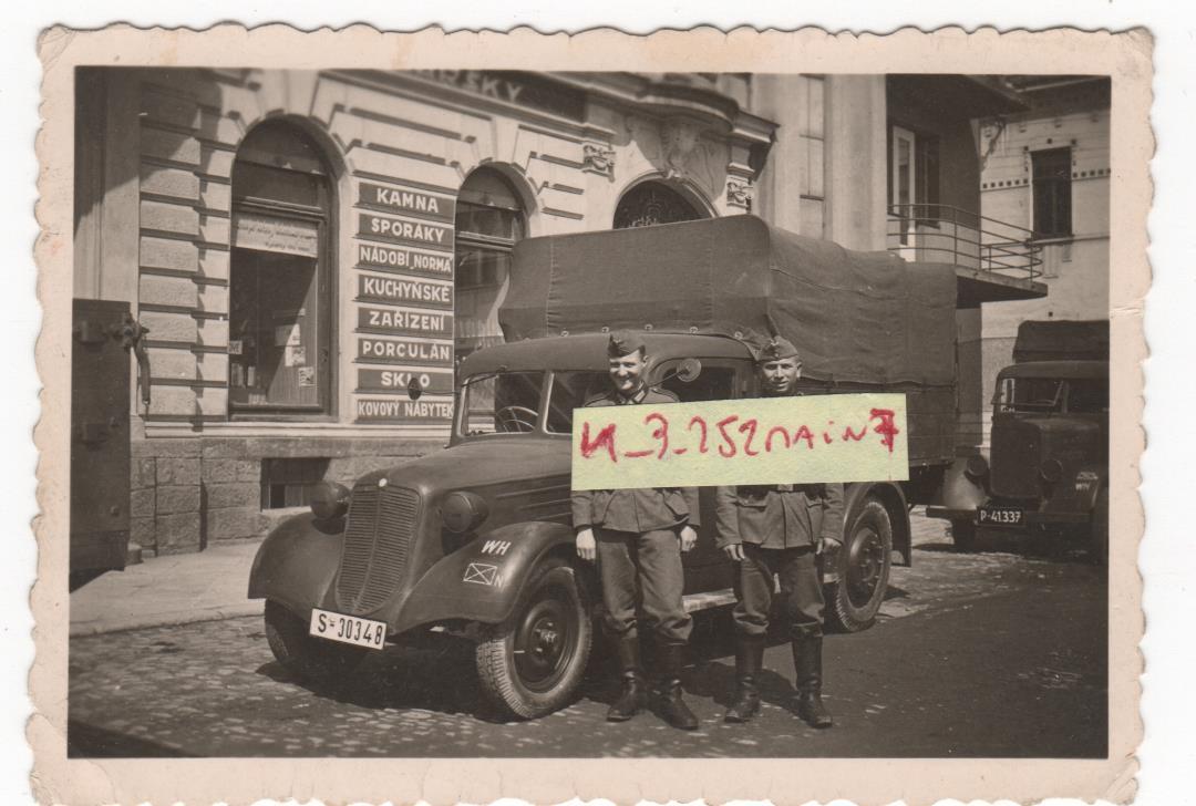 Wehrmacht LKW auf d. Marktplatz in ZLIN Möhren T