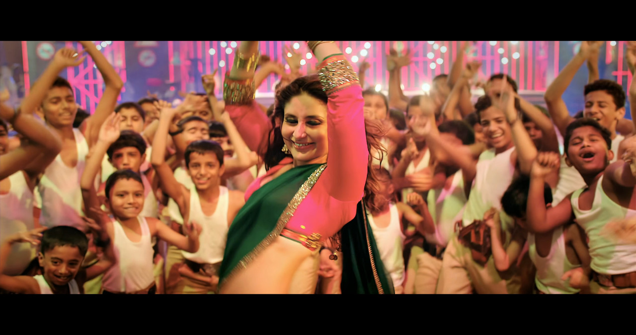 Kareena Kapoor Khan Aata Majhi Satakli  Singham Returns.mp4_snapshot_02.15_[2021.09.21_00.15.07]