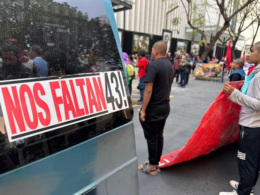 Padres de los 43 normalistas de Ayotzinapa se manifiestan con energía en el Senado