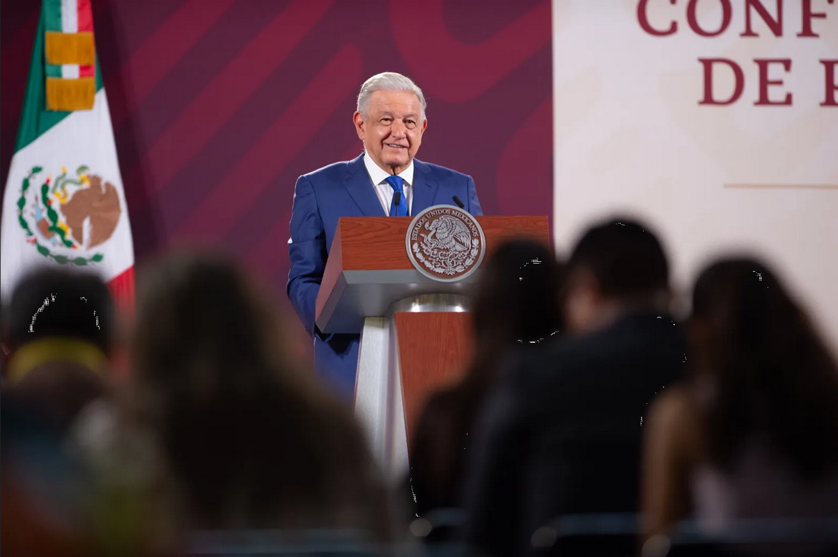 “Somos muy parecidos”; AMLO justifica uso de su imagen en propaganda de corcholatas