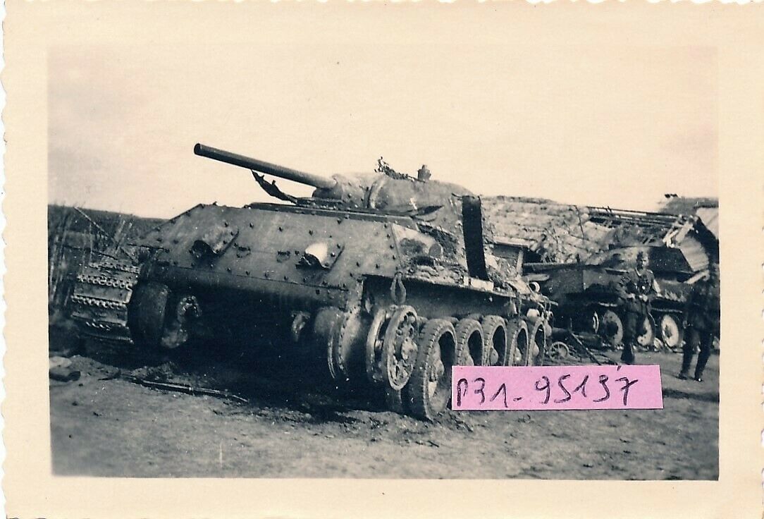 russischer Panzer T.34 zerstört in e. Dorf 1942