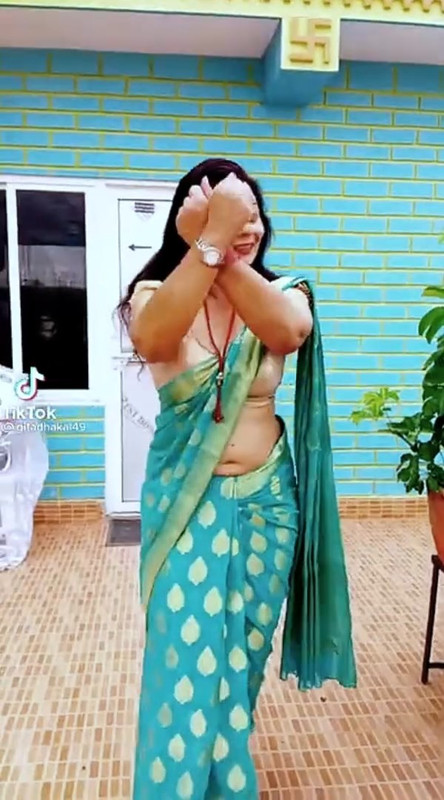 [Image: Nepali-Aunty-Sexy-big-navel-in-green-sar...00-310.jpg]