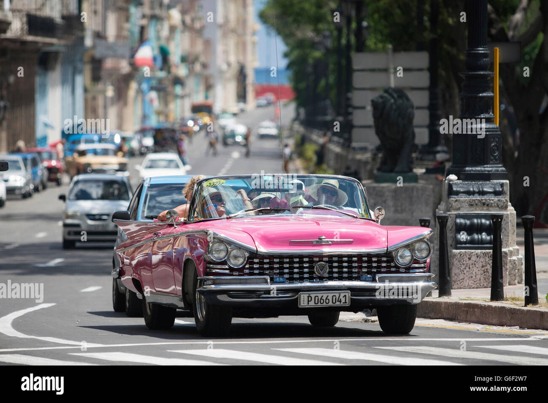 classic-car-in-havana-cuba-G6F2W7