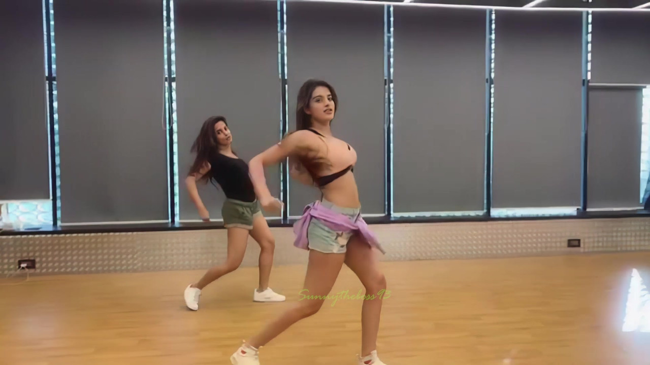 [Image: Nidhi-Agarwal-Instagram-Dance-Video-17.jpg]