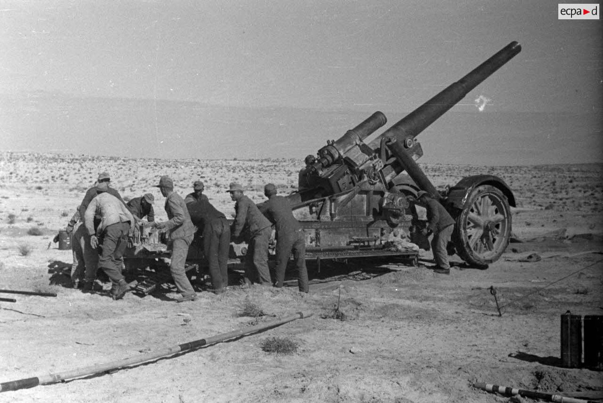 Une pièce d'artillerie allemande de 21 cm Mörser 18..