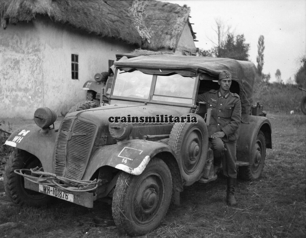 Foto 45.ID Soldat in Adler Kübelwagen Pkw m. 45.ID Wappen Russland
