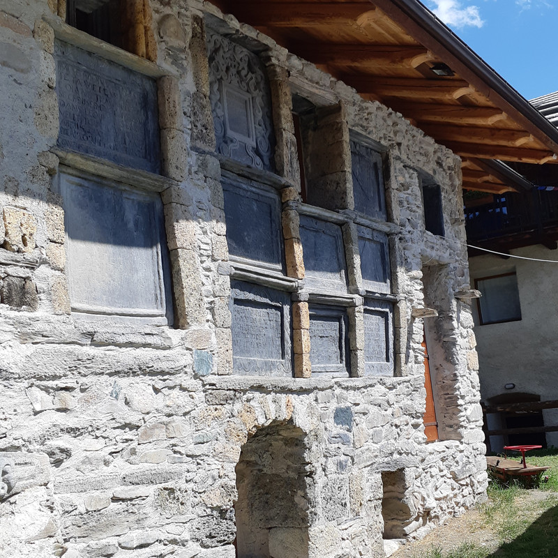 la-casa-delle-lapidi-1.jpg