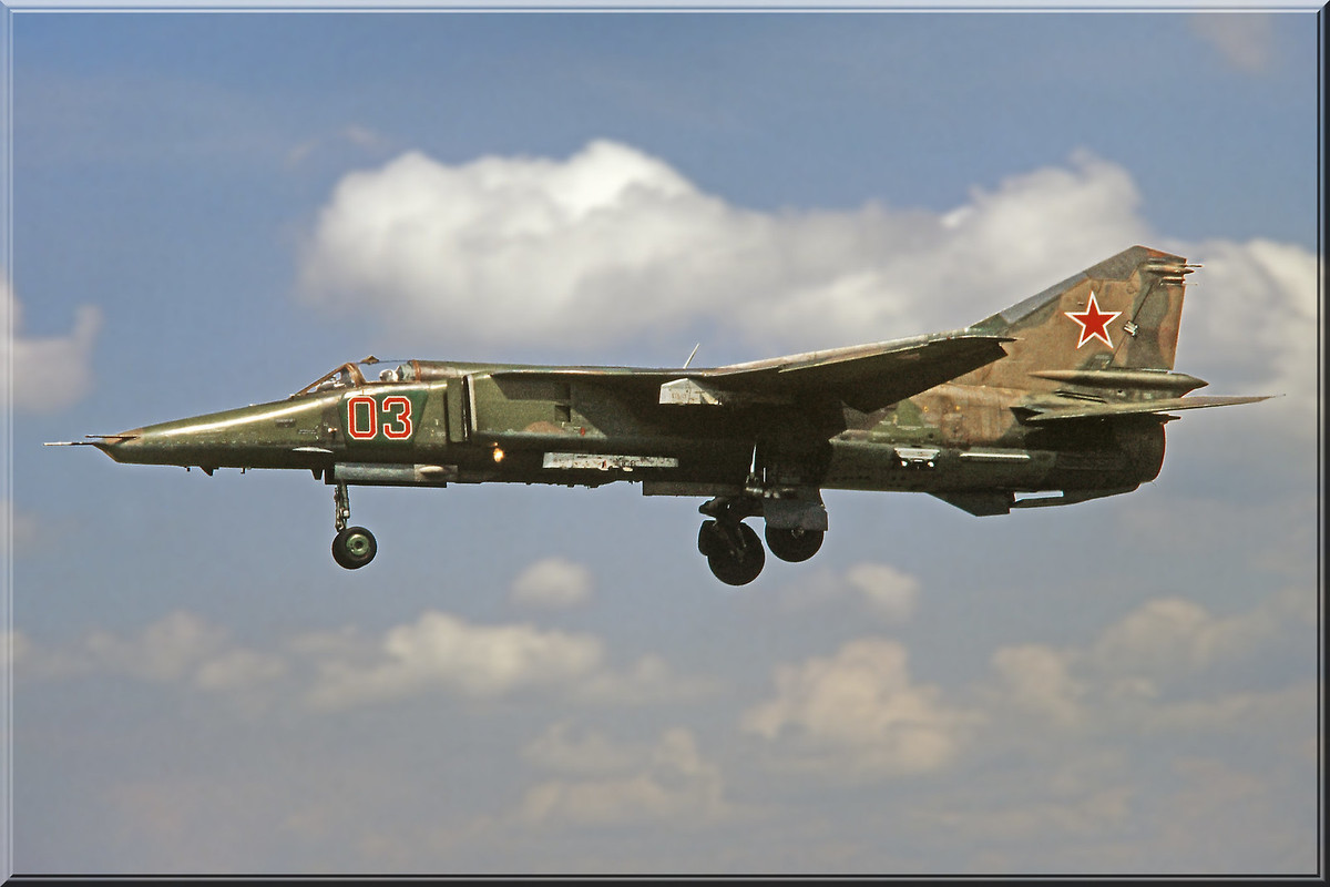 296 APIB MiG-27M 03 Red_83712545077, Summer 1990