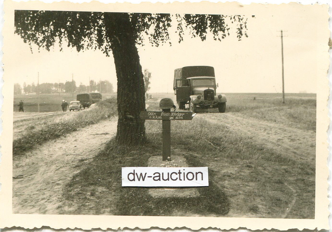 Grab mit Stahlhelm F. Schröder bei Staybi.