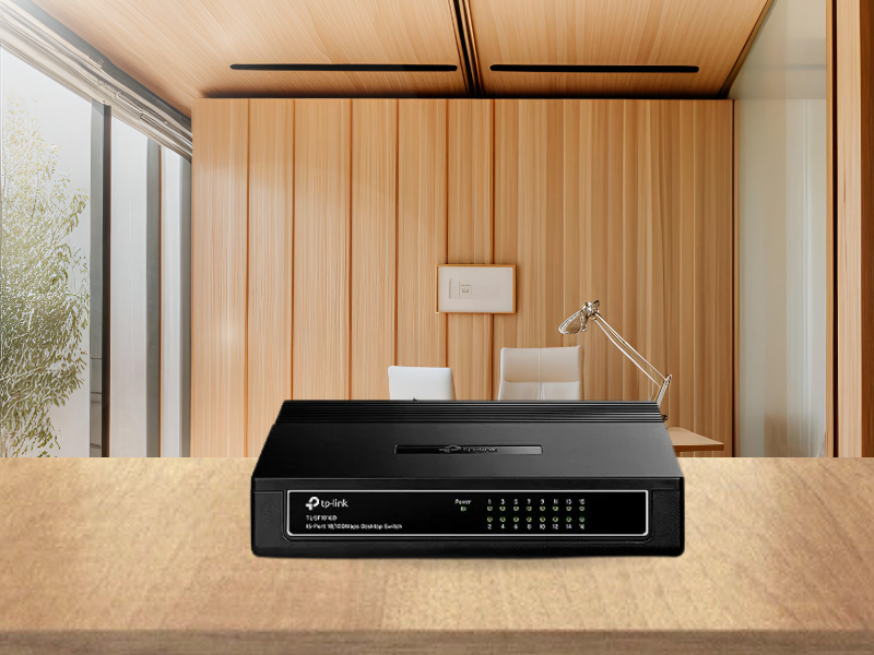 Switch TP-Link TL-SF1016D com suas 16 portas Fast Ethernet visíveis em um ambiente de mesa.