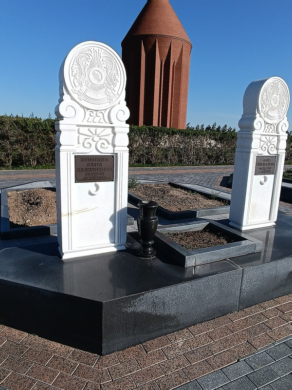 Место захоронения Абиша Кекильбайулы и его жены в Нац пантеоне