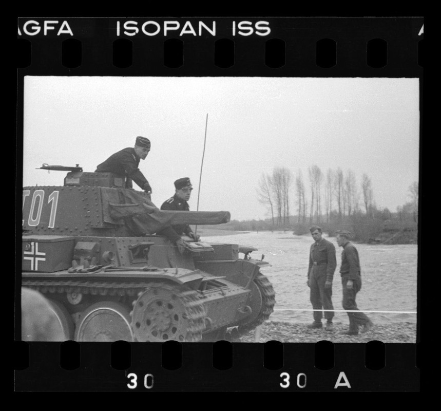 Soldaten mit Sturmgeschütz oder Panzer