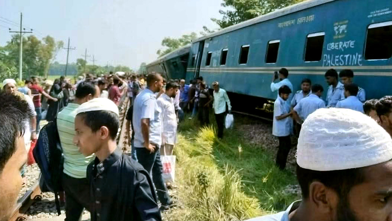 কুমিল্লায় কর্ণফুলী কমিউটার লাইনচ্যুত
