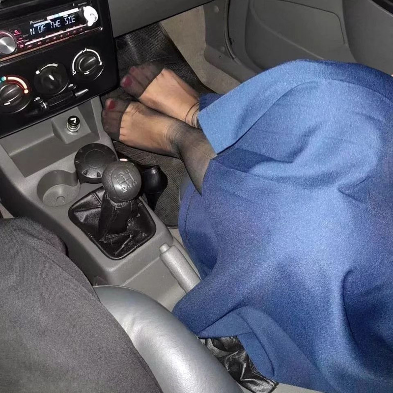 پاهای خانومش توی پراید عکسای خودتون رو دایرکت ارسال کنینصندل#جوراب#پا #فتیش#برده#ارباب#لیسیدن#دختر#ش