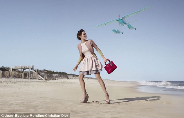 Con il suo snella corpo e Marrone scuro tipo di capelli senza reggiseno (dimensione coppa 32-C) sulla spiaggia in bikini
