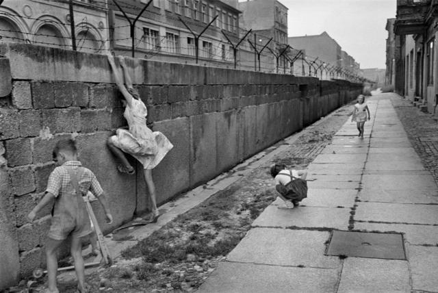 Berlin-Wall-1962-by-Henri-Cartier-Bresson