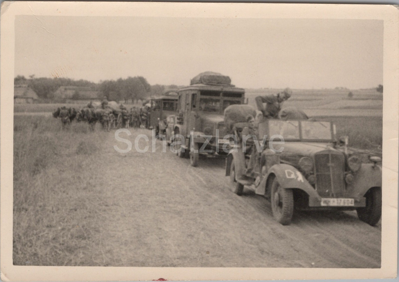 Foto Wehrmacht Kolonne auf dem Marsch 1941 Mielec Polen