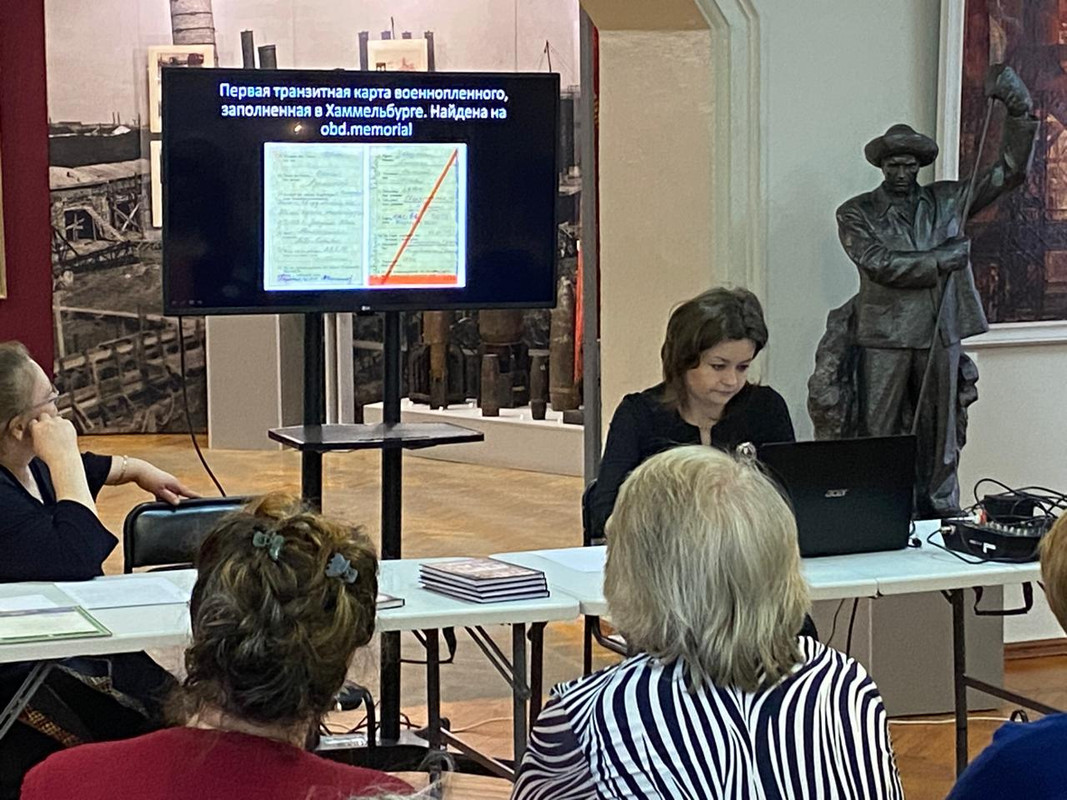 Е.В. Соловьева проводит презентацию своей книги "Непобежденные"