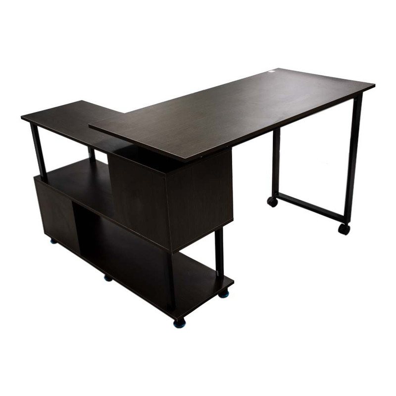 Escritorio de computadora con estantería lateral integrada, en acabado de melamina color madera.