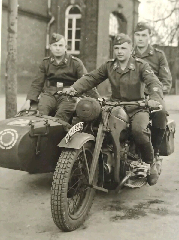Mönchengladbach Motorrad Beifahrer Soldaten