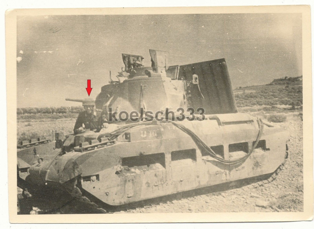 Foto Kreta Fallschirmjäger im Matilda Beute Panz